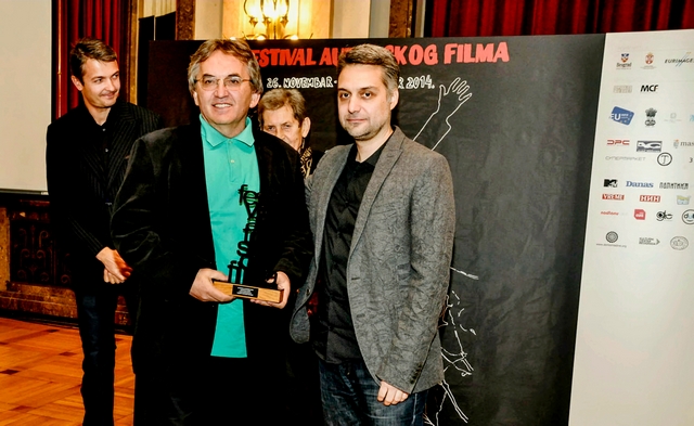 Srdan Golubović uručuje Slobodanu Ivetiću nagradu Festivala autorskog filma